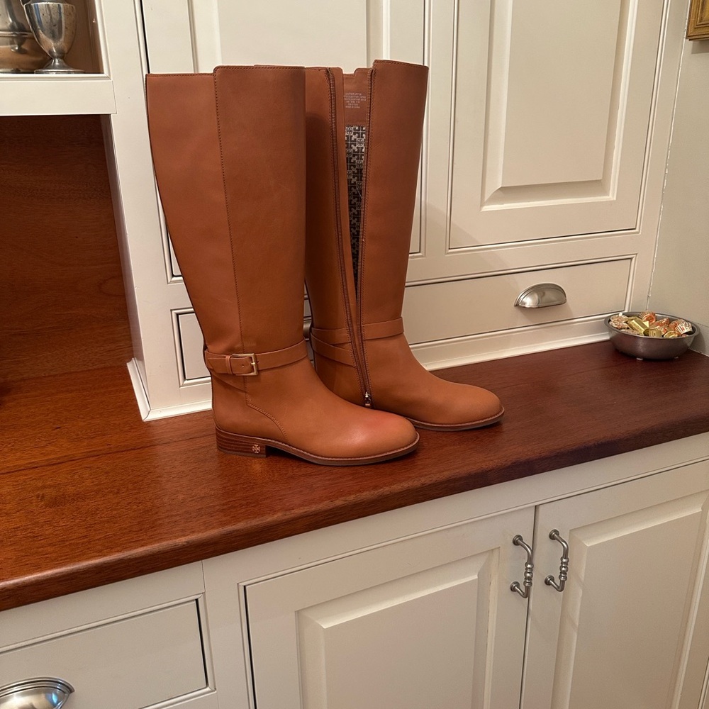 Tory Burch Brooke Riding Boots size 8 worn 1x
Like new condition size